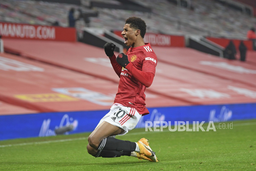 Marcus Rashford dari Manchester United merayakan setelah mencetak gol pembuka selama pertandingan sepak bola Liga Premier Inggris antara Manchester Utd dan Wolverhampton Wanderers di stadion Old Trafford di Manchester, Inggris, Selasa, Desember. 29, 2020. 