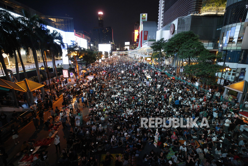  Pengunjuk rasa anti-pemerintah Thailand berkumpul selama unjuk rasa menentang keadaan darurat di distrik perbelanjaan Ratchaprasong di Bangkok, Thailand, 15 Oktober 2020. 