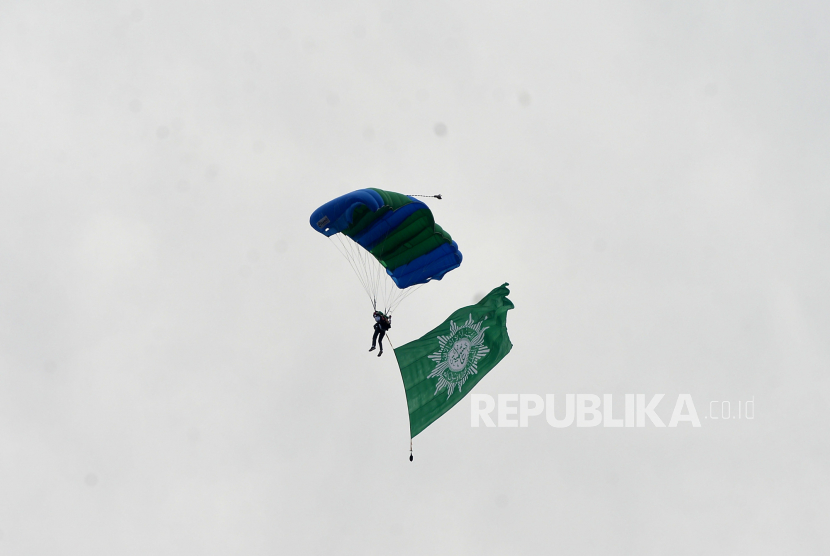 Atraksi terjun payung yang membawa,bendera Muhammadiyah (ilustrasi) 