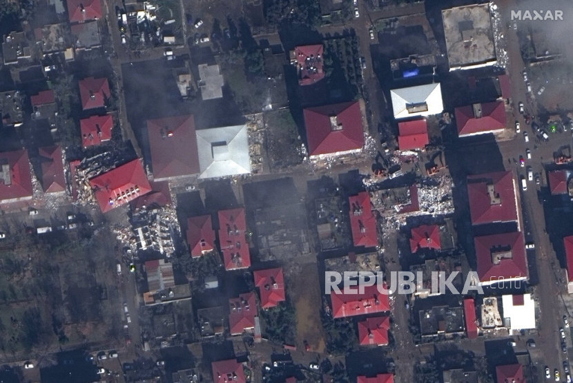 Dalam foto satelit yang disediakan oleh Maxar Technologies ini, pemandangan bangunan yang runtuh dan operasi penyelamatan setelah gempa bumi, di Islahiye, Turki,  Selasa (7/2/2023).  Gempa kuat melanda Turki dan Suriah Senin dini hari, merobohkan ratusan bangunan serta menewaskan dan melukai ribuan orang.