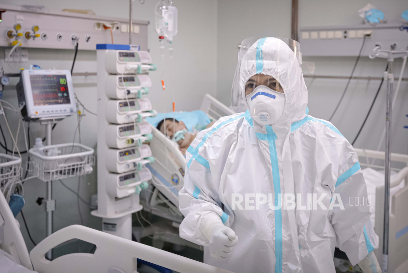 Staf medis merawat pasien Covid-19 di unit ICU di Institut Pneumologi Nasional Marius Nasta di Bucharest, Rumania, Rabu, 6 Oktober 2021. Risiko kematian akibat Covid-19 meningkat pada orang dengan komorbiditas tertentu, seperti demensia.