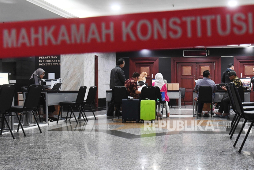 Suasana layanan penerimaan pengajuan permohonan perkara Perselisihan Hasil Pemilihan Umum (PHPU) 2024 di Mahkamah Konstitusi, Jakarta, Jumat (22/3/2024). Pada hari kedua pendaftaran, sejumlah calon legislatif mulai berdatangan untuk mendaftarkan permohonan gugatan dugaan kecurangan saat mengikuti kontestasi Pemilu 2024. 