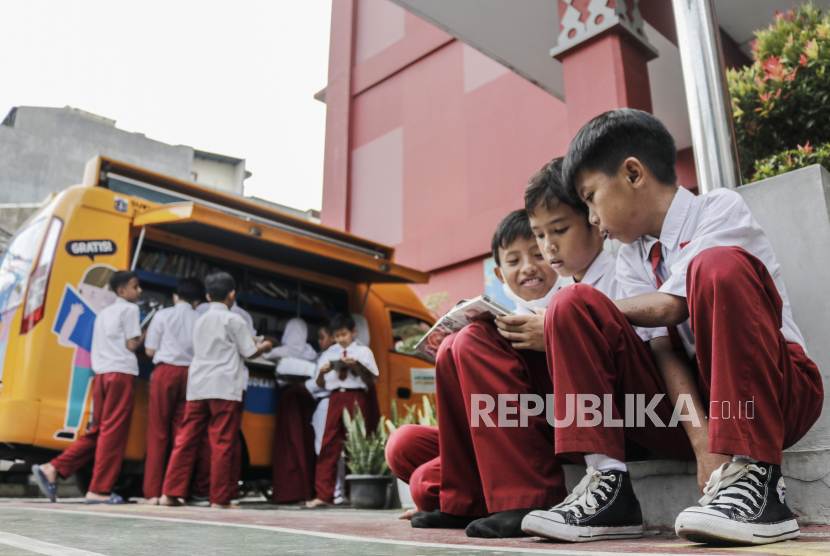 Sejumlah siswa membaca buku saat kegiatan perpustakaan keliling di Sekolah Dasar Negeri 11 Pasar Baru, Jakarta, Senin (14/11/2022). Studi: 45 Persen Siswa Kelas 3 SD Belum Mandiri Baca Tulis