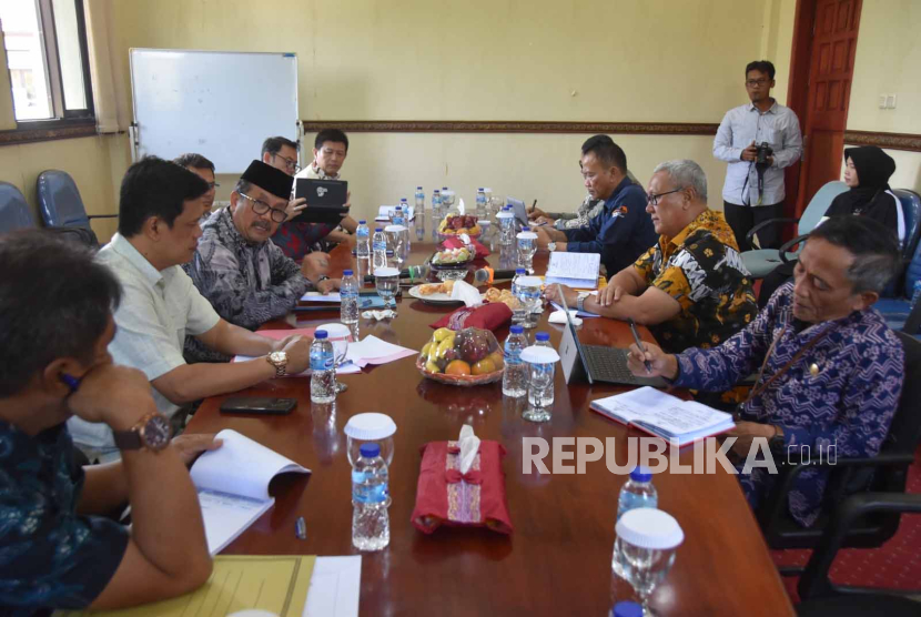 Bupati Cirebon Imron Rosyadi bersama Bupati Kuningan Acep Purnama menggelar pertemuan untuk membahas rencana pembangunan infrastruktur yang terkait kedua wilayah, Jumat (15/9/2023).