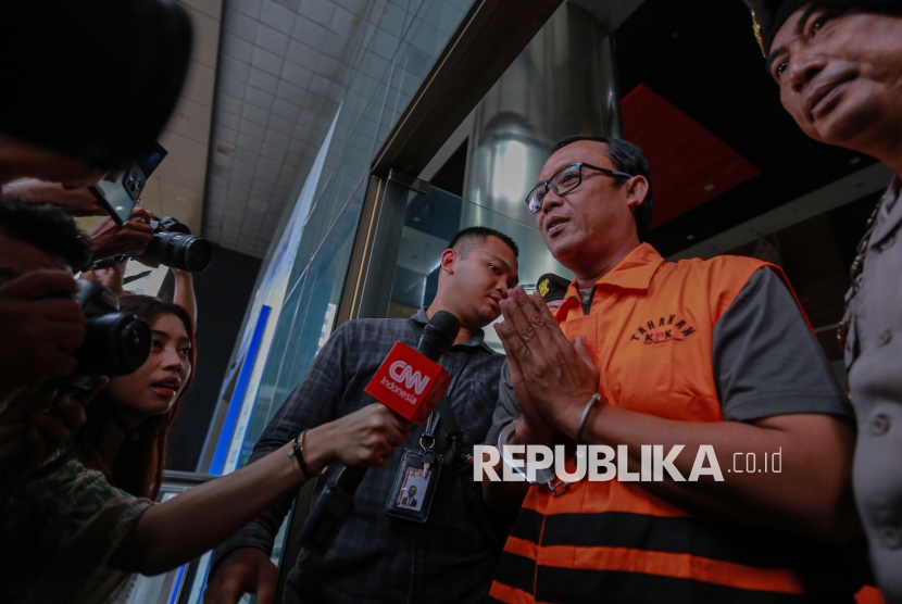 Ditanya Soal Kasusnya, Bupati Lampung Tengah Malah Goda Wartawan Saat Keluar Gedung KPK