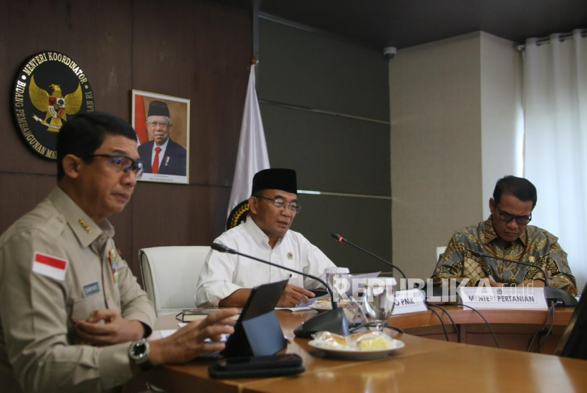 Menko PMK Muhadjir Effendy saat konferensi pers usai Rapat Koordinasi Tingkat Menteri di Kantor Kemenko PMK, Jakarta, Senin (19/02/2024).