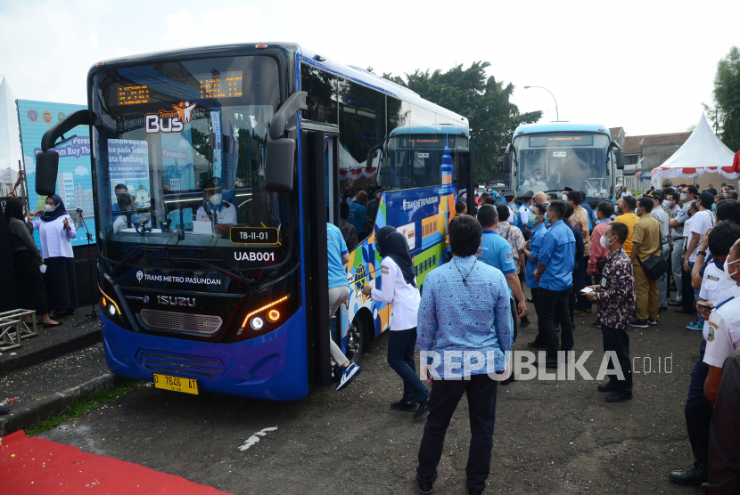 Teman Bus siap dipoprasikan usai peresmianTeman Bus melalui Program Buy The Service (BTS) pada Trans Metro Pasundan di Bandung di Monumen Perjuangan Rakyat Jawa Barat, Jalan Dipatiukur, Kota Bandung, Senin (27/12). Keberadaan BTS Teman Bus ini untuk mendorong penggunaan angkutan massal di kawasan perkotaan. BTS Teman Bus di Bandung Raya, hadir dalam 5 koridor. Yaitu Koridor 1 Leuwipanjang-Soreang (Gading Tutuka) dan Koridor 2 Alun-alun Kota Bandung-Stasiun Cimahi-Kota Baru Parahyangan (Padalarang). Kemudian, Koridor 3 Baleendah-BEC, Koridor 4 Leuwipanjang-Dago, serta Koridor 5 Jatinangor-Dipatiukur.