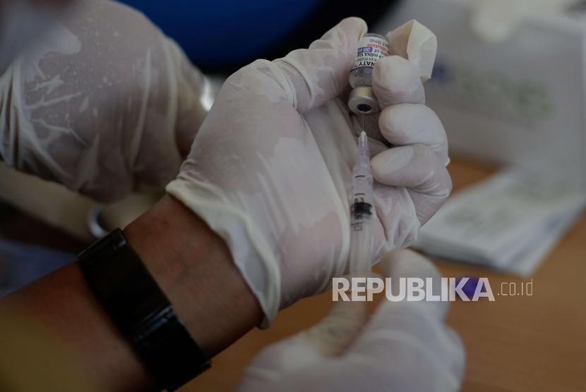 Petugas kesehatan menyiapkan dosis vaksin Covid-19 untuk disuntikan kepada warga di Balai Kota Jakarta, Selasa (24/1/2023). Dinas Kesehatan DKI Jakarta menyediakan 60.000 dosis vaksin Covid-19 per hari di 300 lokasi untuk mendukung pelaksanaan vaksinansi dosis keempat atau booster kedua bagi masyarakat umum berusia 18 tahun keatas. Jakarta Utara Sediakan Pfizer dan Zifivax untuk Booster Kedua