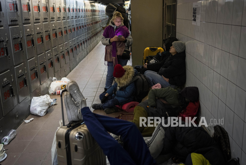 Warga Ukraina dan warga asing menunggu kereta di dalam stasiun kereta api Lviv, Senin, 28 Februari 2022, di Lviv, Ukraina barat. Serangan militer Rusia di Ukraina telah memasuki hari kelima, memaksa ratusan ribu warga Ukraina dan warga asing melarikan diri dari perang dan mencari perlindungan di negara tetangga.