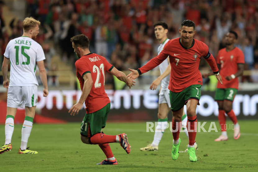 Pemain Portugal Cristiano Ronaldo (kanan) merayakan bersama Diogo Jota (ilustrasi). Portugal akan menghadapi Republik Ceko pada laga Grup F Euro 2024.