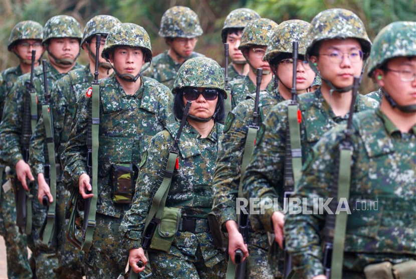  Pasukan cadangan menghadiri pelatihan menembak senapan di antara cadangan lainnya di dalam pangkalan militer di Taoyuan, Taiwan, Kamis (11/5/2023). Taiwan mendapat bantuan militer dari AS.