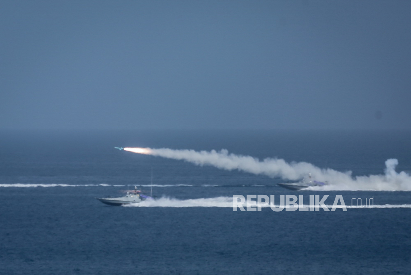  Foto dari Garda Revolusi menunjukkan  militer Iran menembakkan rudal dengan target tiruan kapal induk AS di Selat Hormuz, 28 Juli 2020.