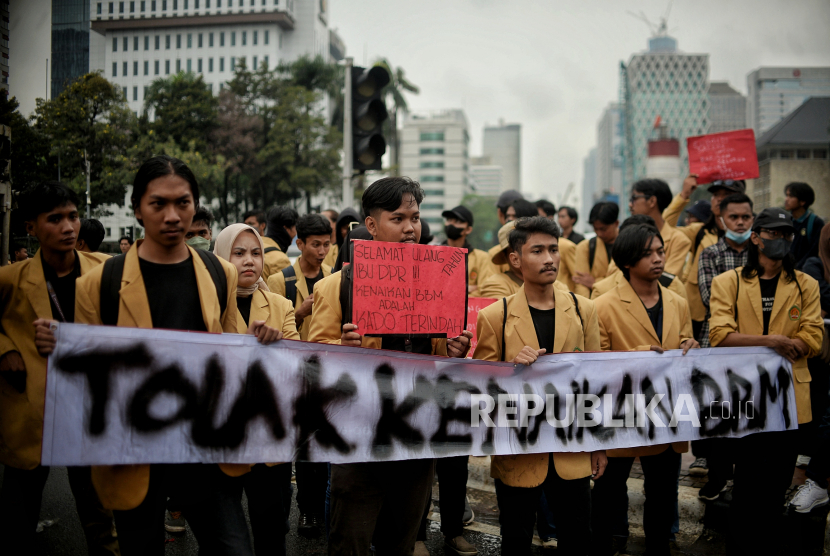 Massa aksi dari aliansi mahasiswa melakukan unjuk rasa menolak kenaikan harga bahan bakar minyak (BBM).  
