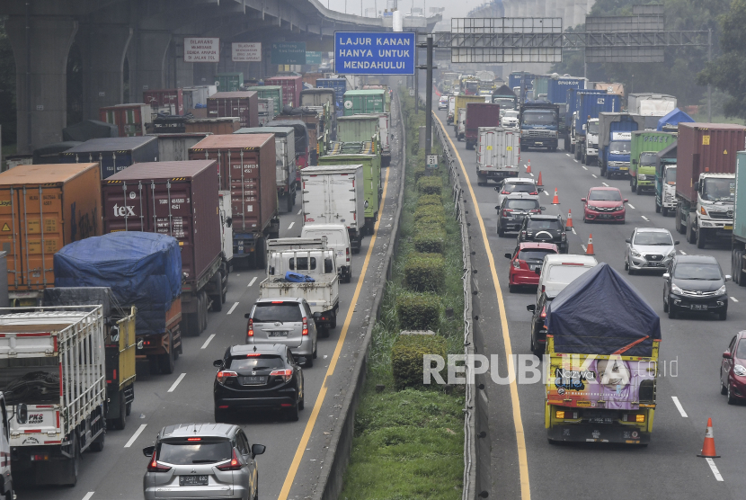 Sejumlah kendaraan terjebak kemacetan saat melintas di Tol Jakarta-Cikampek, Bekasi, Jawa Barat, Selasa (16/3/2021). PT Jasa Marga memberlakukan sistem contraflow dari KM 21 sampai dengan KM 28 untuk mengurai kemacetan akibat adanya perbaikan jalan di KM 24+481, KM 24+603 dan KM 24+603 arah Cikampek dari tanggal 14 -19 Maret 2021. 