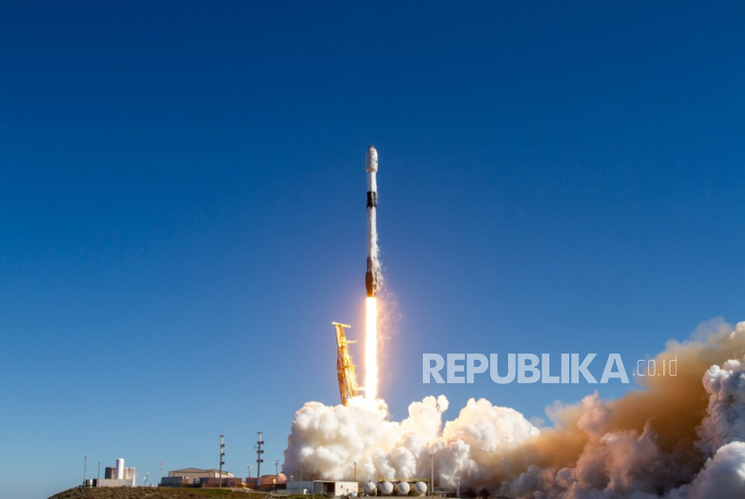 A handout photo made available by the SpaceX via South Korea Defense Ministry shows a SpaceX Falcon 9 rocket carrying South Korea