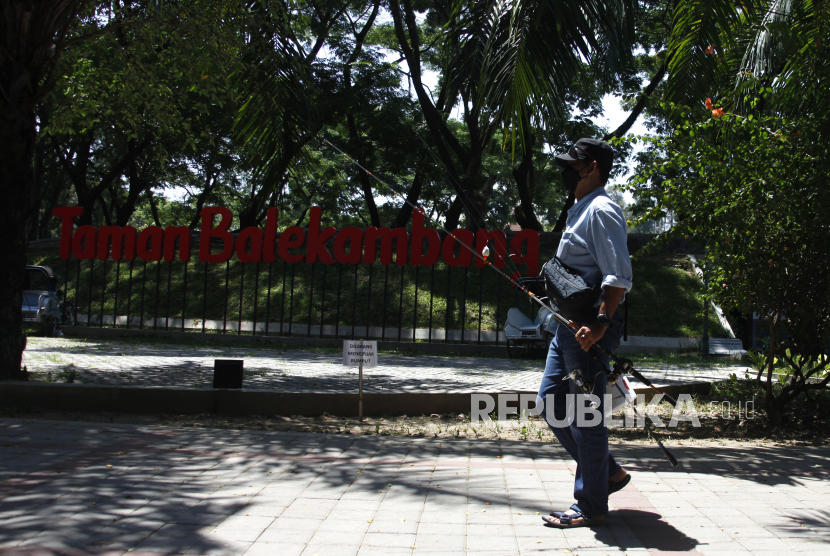 Pengunjung berjalan di kawasan Taman Balekambang Solo, Jawa Tengah, Rabu (1/9/2021). Pemerintah Kota Solo mulai menguji coba pembukaan sejumlah objek wisata lingkungan terbuka dengan pedoman surat edaran Wali Kota Solo Gibran Rakabuming Raka tentang PPKM Level 3 guna mencegah penyebaran COVID-19. 