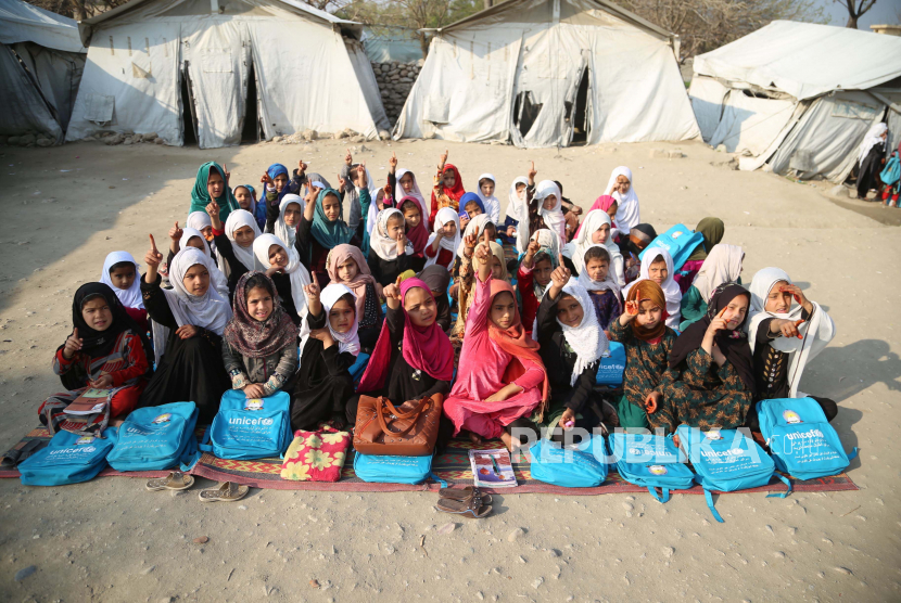  Anak-anak Afghanistan menghadiri kelas di tempat terbuka karena kurangnya fasilitas sekolah di distrik Sarhood di provinsi Nangarhar, Afghanistan, 25 Februari 2021. Menurut UNICEF, diperkirakan 3,7 juta anak putus sekolah di Afghanistan, 60 persen dari mereka menjadi perempuan.
