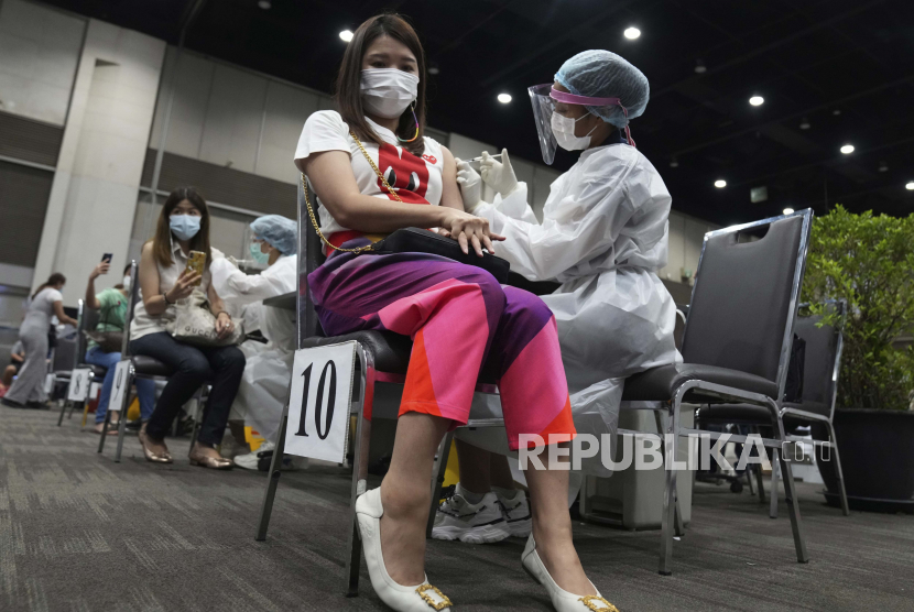 Banyak Orang Thailand Ingin Bunuh Diri Akibat Covid-19. Petugas kesehatan memberikan dosis vaksin AstraZeneca COVID-19 kepada wanita di pusat perbelanjaan Paragon di Bangkok, Thailand, Senin, 7 Juni 2021. 