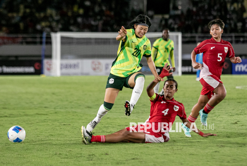 Pesepak bola timnas putri Indonesia Jazlyn Kayla Firyal (kedua kanan) berusaha menghadang pesepak bola timnas putri Australia Sakura Yeng Leng Long (kiri) pada pertandingan semifinal Kejuaraan ASEAN Putri U-16 di Stadion Manahan, Solo, Jawa Tengah, Rabu (27/8/2025). Timnas putri Indonesia U-16 dikalahkan Timnas putri Australia dengan skor 0-3. 