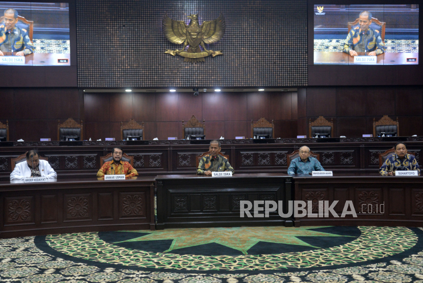 Hakim Konstitusi Saldi Isra (tengah) memberikan keterangan hasil rapat pemilihan ketua Mahkamah Konstitusi di Gedung Mahkamah Konstitusi, Jakarta, Kamis (9/11/2023). Suhartoyo terpilih sebagai Ketua dan Saldi Isra sebagai wakil Ketua Mahkamah Konstitusi periode 2023-2028. Dengan begitu Suhartoyo resmi mengantikan Anwar Usman yang dicopot dari jabatan Ketua MK melalui putusan Mejelis Kehormatan Mahkamah Konstitusi (MKMK). 