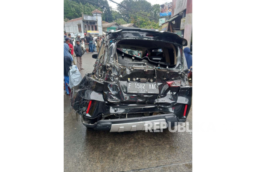 Kecelakan beruntun di Jalan Raya Tugu, Kecamatan Cisarua, Kabupaten Bogor, Selasa (23/1/2024). 