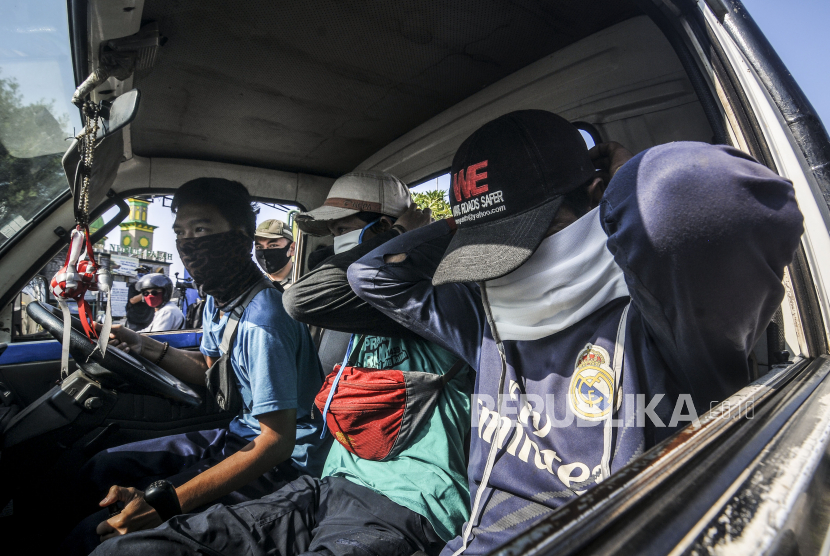 Sejumlah penumpang kendaraan memakai masker  (ilustrasi)