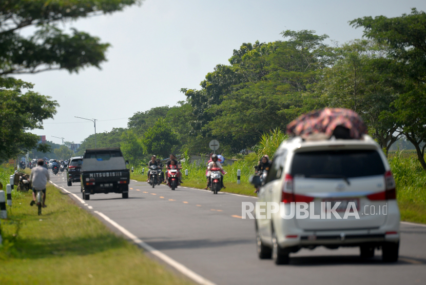 Kendaraan melintas di jalur mudik Sumatra Selatan (ilustrasi)