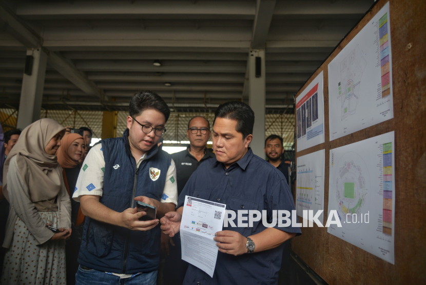 Ketua Umum PSSI Erick Thohir berbincang terkait ticketing saat meninjau Stadion Utama Gelora Bung Karno (SUGBK), Senayan, Jakarta, Jumat (8/11/2024). Pengecekan tersebut dalam rangka persiapan jelang laga Timnas Indonesia Vs Jepang pada 15 November mendatang. Dalam kesempatan tersebut Erick Thohir mengatakan rumput SUGBK saat ini dalam kondisi terbaik dan siap untuk digunakan Timnas Indonesia pada putaran ketiga Kualifikasi Piala Dunia 2026.