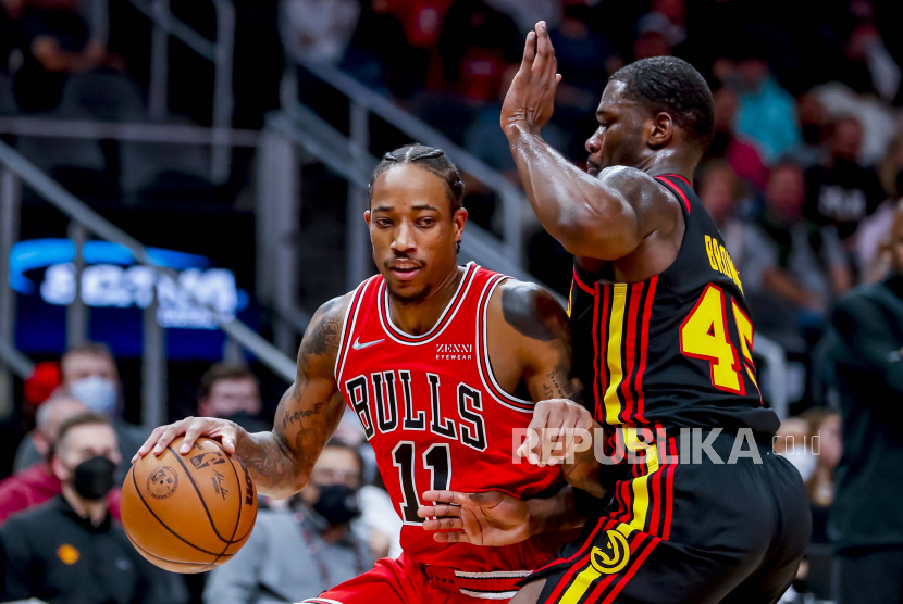  Penyerang Chicago Bulls DeMar DeRozan (kiri) beraksi melawan guard Atlanta Hawks Chaundee Brown Jr (kanan) pada paruh pertama pertandingan bola basket NBA antara Chicago Bulls dan Atlanta Hawks di State Farm Arena di Atlanta, Georgia, AS, 27 Desember 2021.