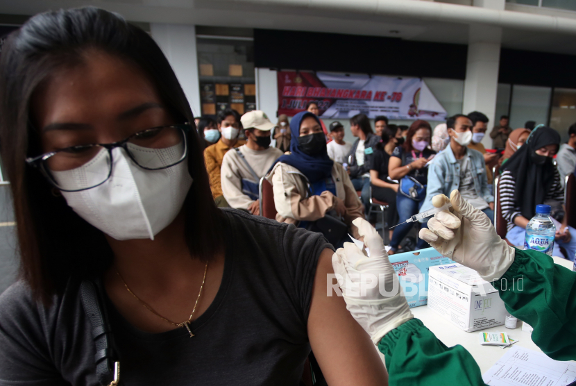 Petugas kesehatan menyuntikan vaksin COVID-19 kepada seorang warga saat vaksinasi di Neglasari, Tangerang, Banten, Rabu (15/6/2022). emerintah daerah perlu mempersiapkan rumah sakit dan fasilitas pelayanan kesehatan (fasyankes) guna mengantisipasi kenaikan kasus COVID-19 akibat subvarian Omicron BA.4 dan BA.5.