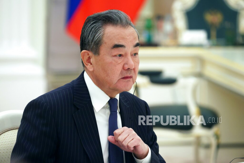 Diplomat senior Cina Wang Yi mengatakan bahwa Cina, Jepang dan Korsel harus bertemu untuk memberikan kontribusi yang lebih besar bagi kebangkitan Asia.