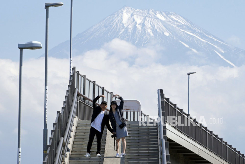 Wisatawan asing berfoto di Fujisan Yumeno Ohashi atau Jembatan Impian Besar Gunung Fuji yang latar belakang Gunung Fuji, di Kota Fuji, prefektur Shizuoka, Jepang tengah, 08 Juni 2024. 