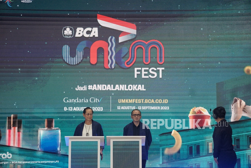 Staf Ahli Kementerian Koperasi dan UMKM Fiki Satari  dan Presiden Direktur BCA Jahja Setiaatmadja bersiap membuka acara BCA UMKM Fest 2023 di Jakarta, Rabu (9/8/2023). PT Bank Central Asia Tbk (BCA) kembali menggelar BCA UMKM Fest 2023 sebagai bentuk komitmen untuk mendorong potensi ekonomi dari sektor UMKM. Tahun ini merupakan penyelenggaraan kali ketiga dengan tajuk 