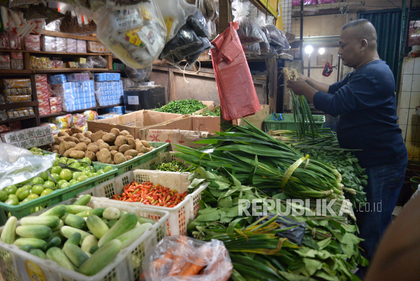 Pedagang sayuran melayani pembeli di Pasar Palmerah, Jakarta, Selasa (11/6/2024). Indeks harga konsumen November 2024 mengalami inflasi sebesar 0,3 persen.