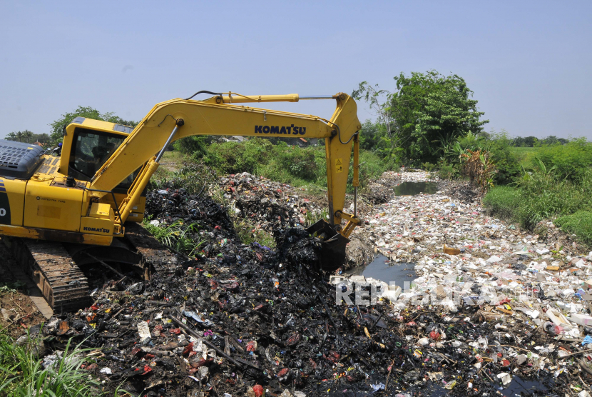 Petugas menggunakan alat berat escavator mengangkut sampah kali Busa di Tambun Utara, Kabupaten Bekasi, Jawa Barat, Jumat (10/9/2021). Pengangkutan sampah ditargetkan selesai selama dua hari dan selanjutnya dipindahkan ke TPA Burangkeng.