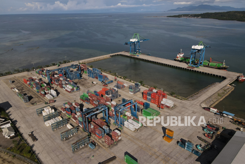 Foto udara aktivitas bongkar muat di dermaga peti kemas PT Pelabuhan Indonesia IV (Persero) Kendari, Sulawesi Tenggara, Senin (19/9/2022). ilustrasi