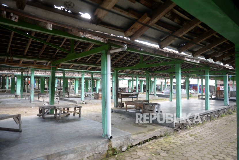 Penutupan Pasar Desa Jarjo. Pasar Jarjo tanpa aktifitas perdagangan di Ngemplak, Sleman, Yogyakarta, Ahad (29/3)