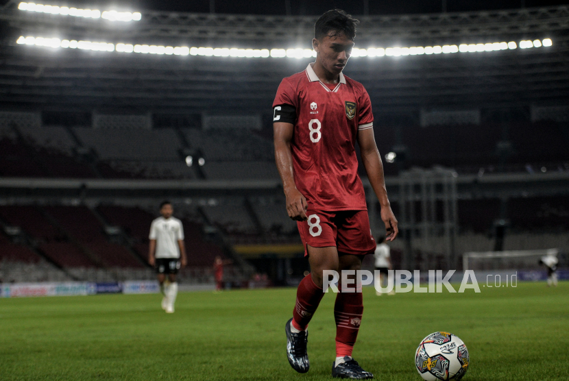 Pemain Timnas Indonesia Arkhan Fikri bersiap melakukan tendangan sudut saat bertanding melawan Timnas Fiji dalam laga Ujicoba International Friendly Match U20 di Stadion Utama Gelora Bung Karno (SUGBK), Jakarta.