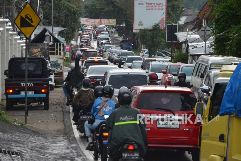 Arus lalu lintas di Jalan Tangkuban Parahu, Kecamatan Lembang, Kabupaten Bandung Barat, padat merayap. Polisi mengantisipasi terjadinya kemacetan di Bandung saat libur panjang.