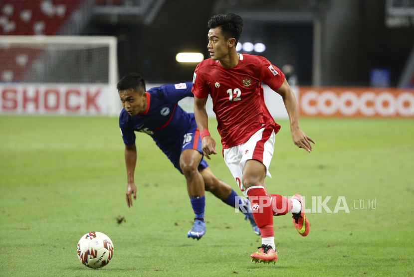 Pratama Arhan Alif Rifai dari Indonesia kanan, menguasai bola melewati Hami Syahin dari Singapura pada pertandingan leg kedua semifinal AFF Suzuki Cup 2020 antara Indonesia dan Singapura di Singapura, Sabtu 25 Desember 2021.