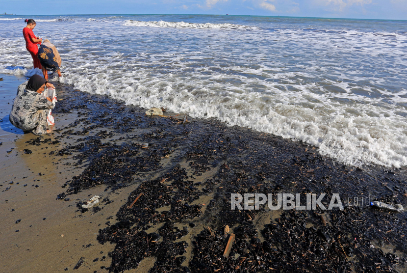 Cairan berwarna hitam menyerupai oli ditemukan di Pantai Krakal dan Slili, Gunungkidul.