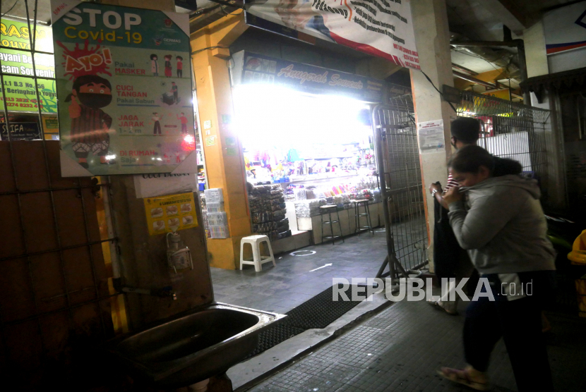 Pamflet peringatan protokol kesehatan Covid-19 dipasang di pintu masuk Pasar Beringharjo, Yogyakarta, Jumat (4/9). Pasar Beringharjo menjadi salah satu pemenang pasar Siaga Covid-19 untuk pasar klasifikasi A. 