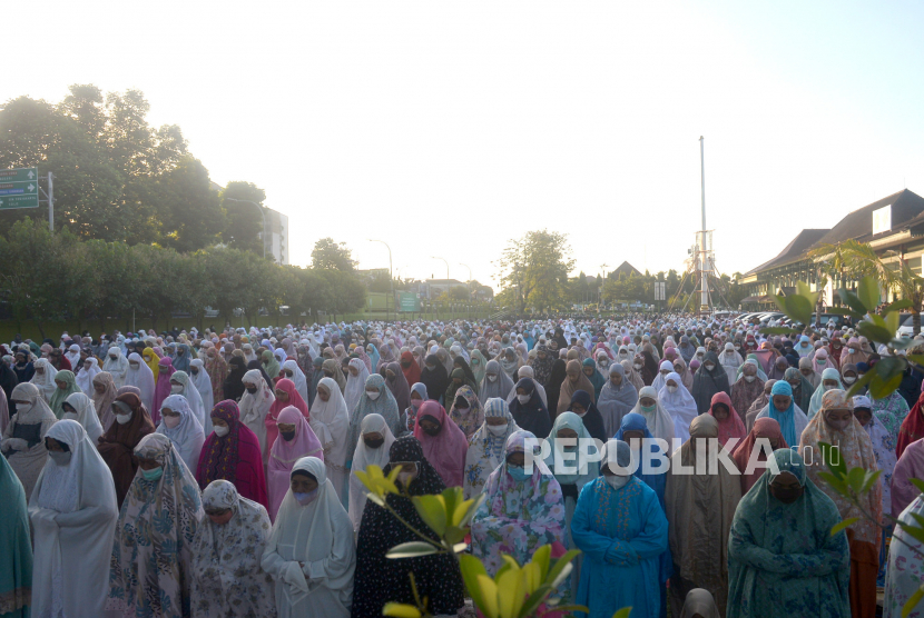 Umat Islam menunaikan shalat Idul Adha 1443 H di Masjid Pangeran Diponegoro, Kompleks Balai Kota Yogyakarta, Ahad (10/7/2022).