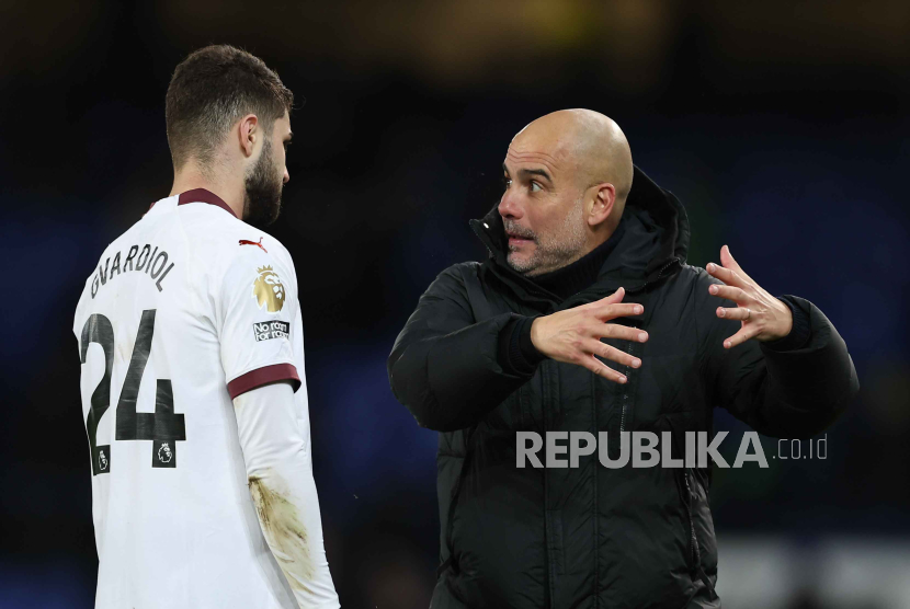  Manchester City manager Pep Guardiola (R) speaks to Josko Gvardiol of Manchester City (L) after the English Premier League soccer match between Everton FC and Manchester City in Liverpool, Britain, 27 December 2023.   
