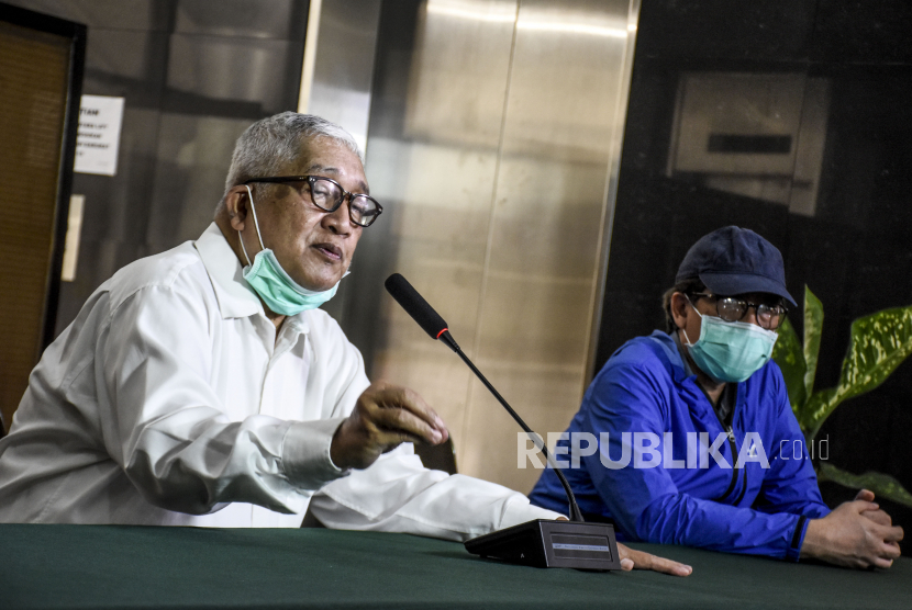 Manajer Bidang Riset, Pengabdian pada Masyarakat, Inovasi dan Kerjasama FK Unpad Prof Kusnandi Rusmil (kiri) menjelaskan relawan uji klinis vaksin Covid-19 harus tinggal di Bandung selama enam bulan demi kelancaran pemantauan.