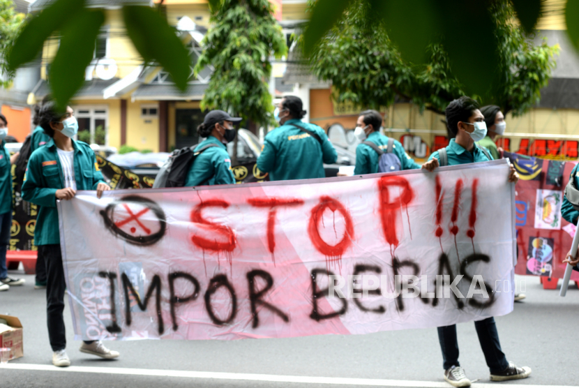 Aksi menentang impor beras  1 juta ton oleh Kementerian Perdagangan. (ilustrasi) 