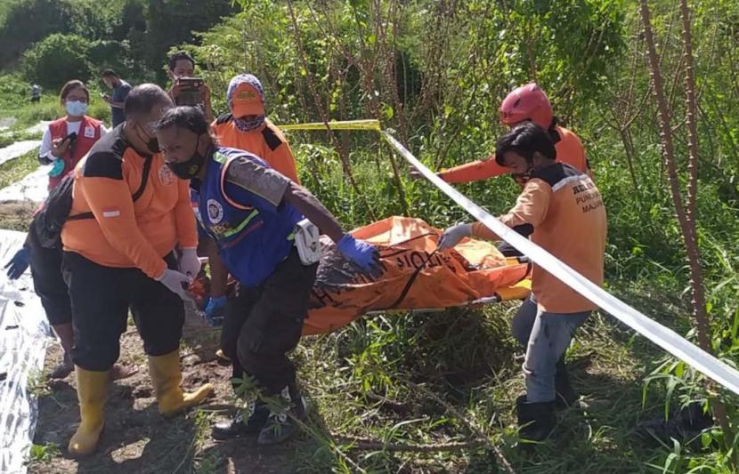 Mayat Pria Setengah Telanjang Ditemukan dalam Kubangan di Mojokerto