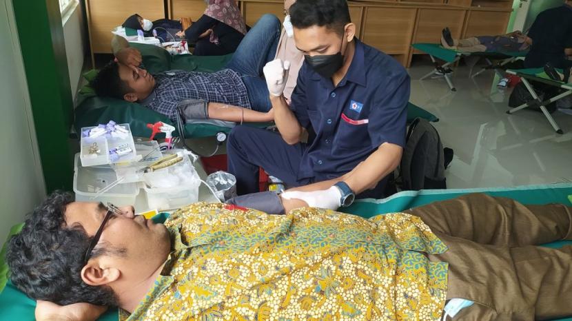 Suasana donor darah di Unisla jelang pelaksanaan KKN. (Foto: Adyad Ammy Iffansah/jatimnow.com)