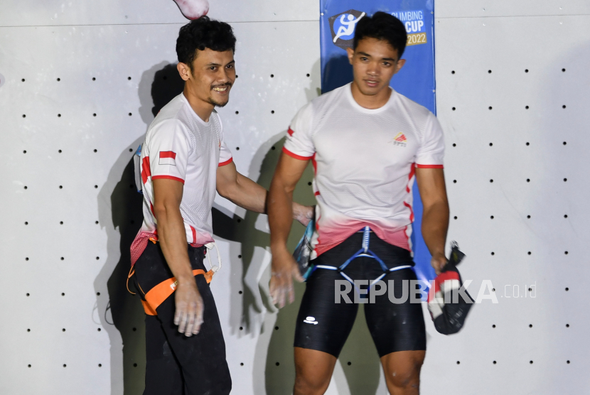 Atlet panjat tebing Indonesia Veddriq Leonardo (kiri) berbincang bersama rekannya Kiromal Katibin (kanan).