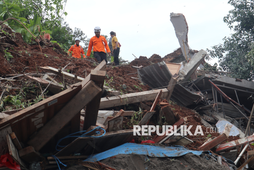 Hujan Deras Sebabkan Longsor di Jombang, Empat Rumah Rusak Berat